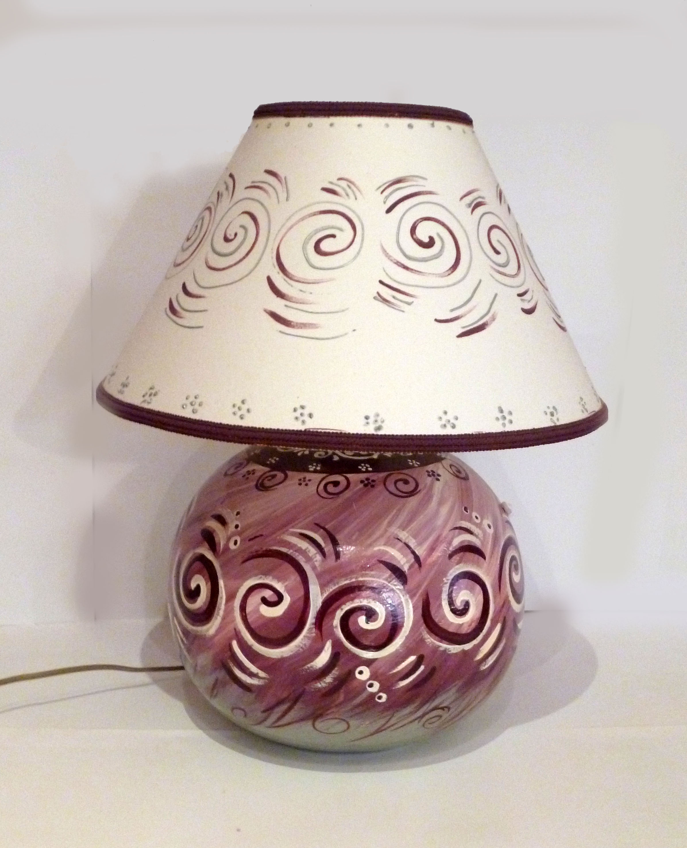 Lume grande, a palla, decorato con spirali, colore viola