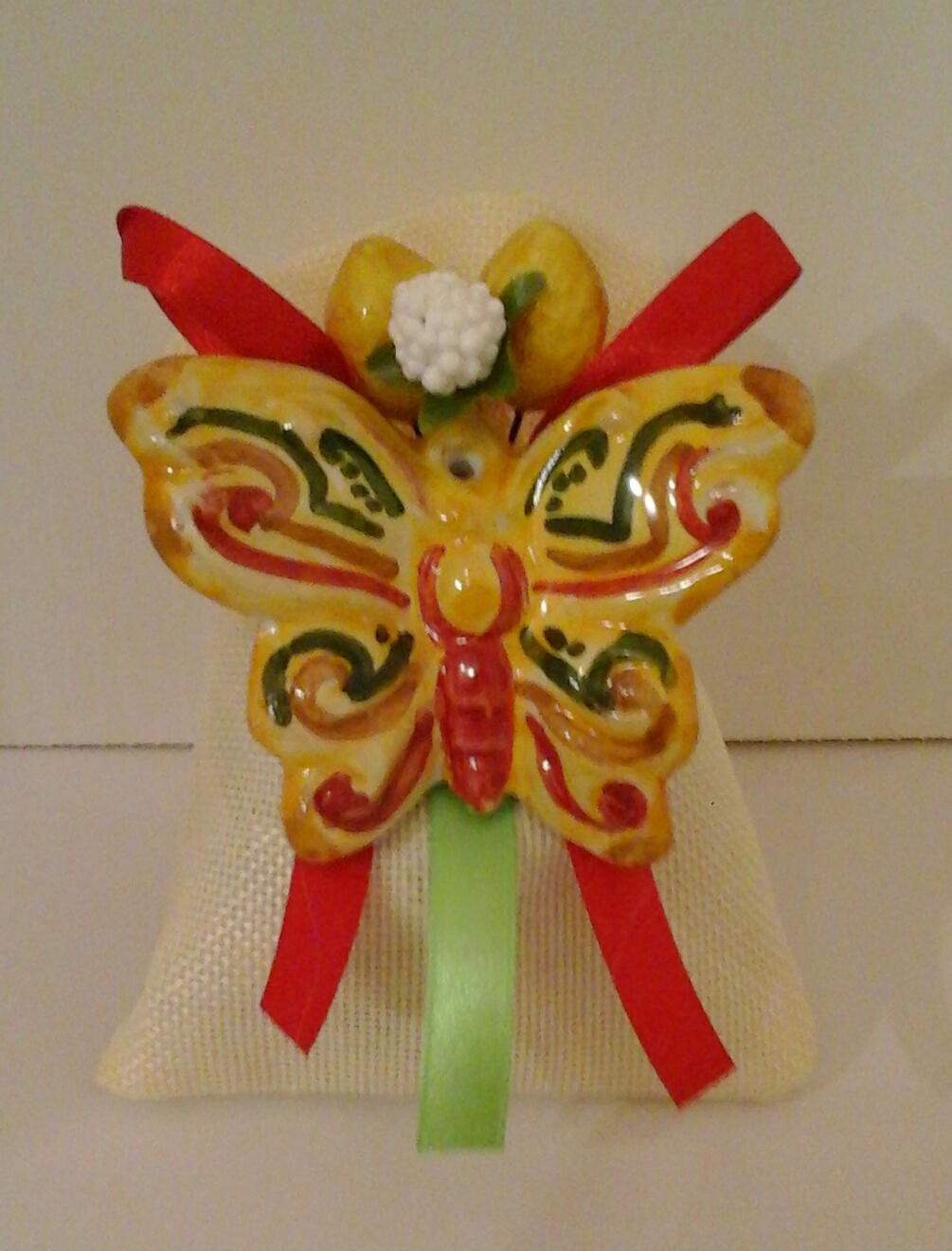 Sacchetto di confetti con farfalla, colori giallo, rosso e verde