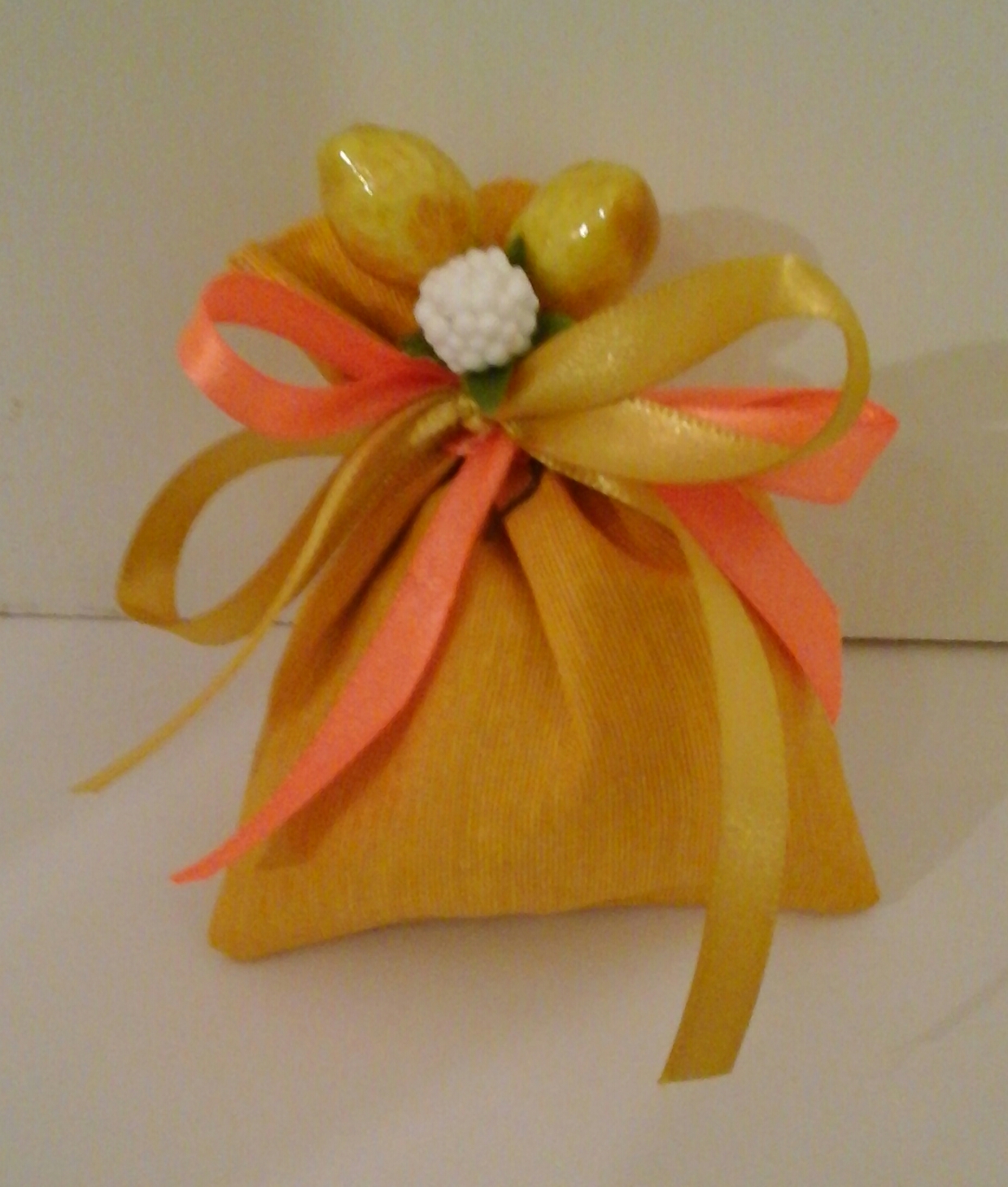 Sacchettino di confetti con fiocco colore oro ed arancio