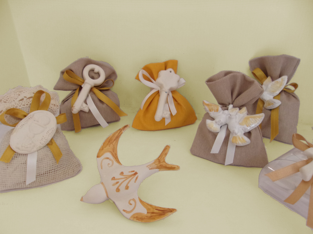 Rondine, sacchetti di confetti con simbolo tau, colombe e chiavi