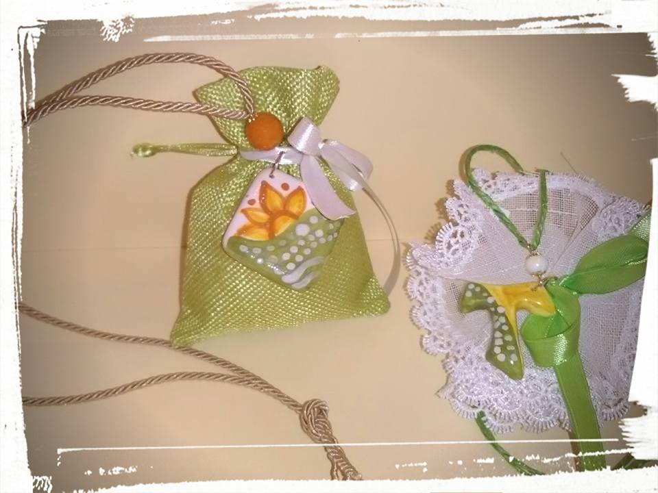 Sacchettini di confetti: rombo verde con fiore arancio e tau gaiallo-verde