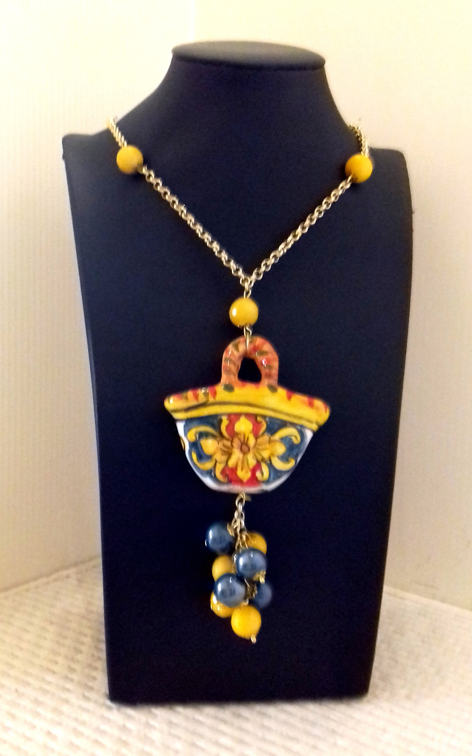 Collana con pendaglio a forma di coffa e perle di color giallo-blu