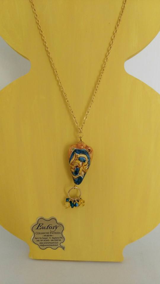 Collana con pendente a forma di anfora, colori giallo, blu ed arancione