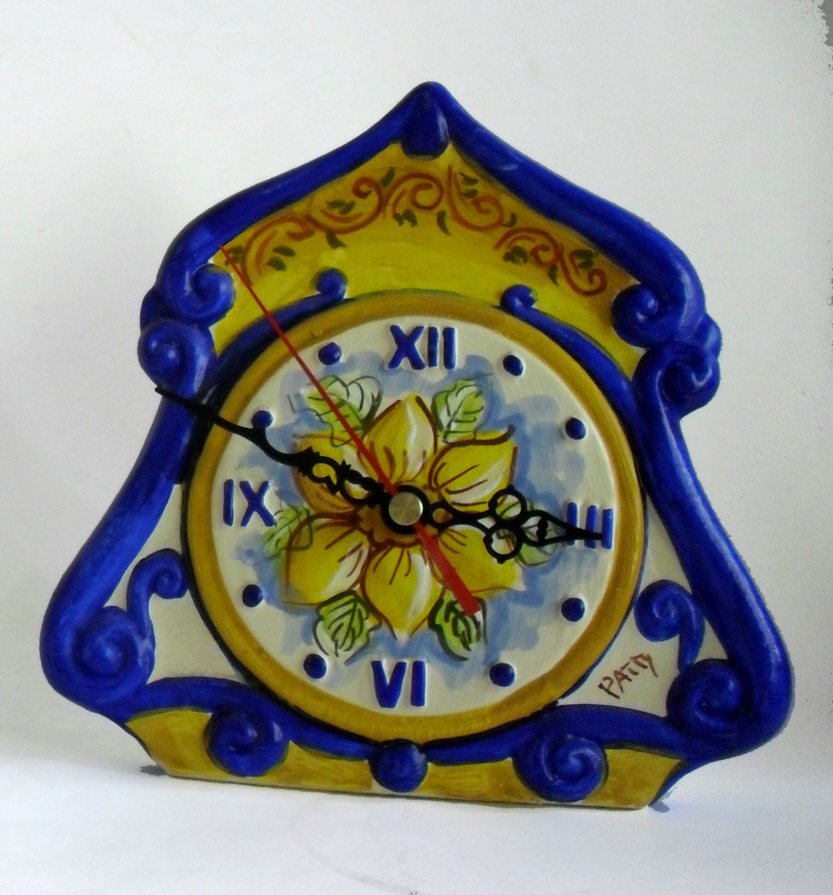 Orologio da tavolo a cappa, colori blu e giallo, con disegnato un fiore