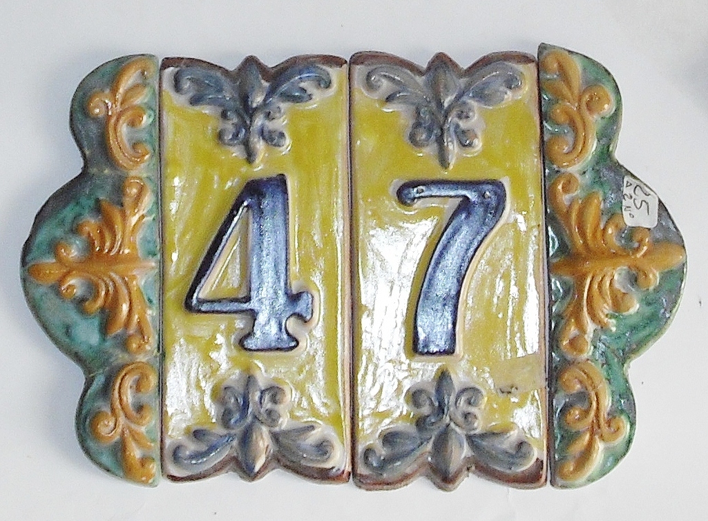 Numero civico su piastrella con 2 numeri in rilievo e con 2 ricami