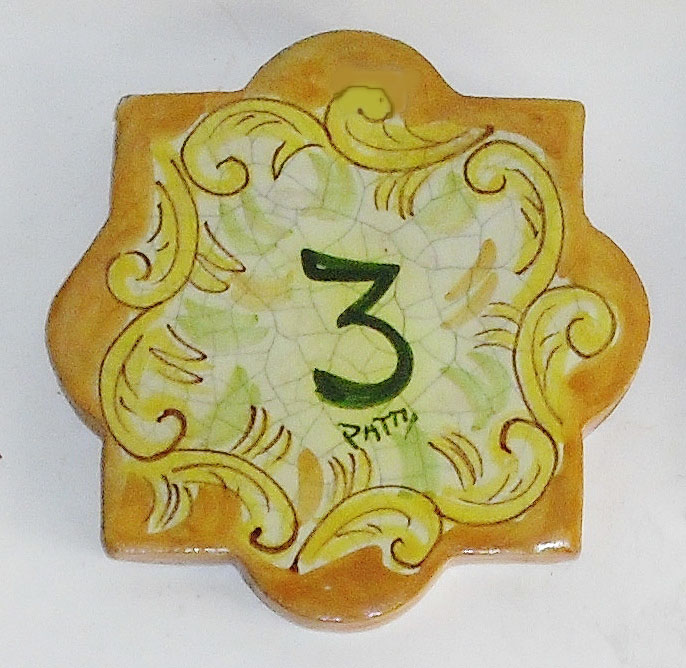 Numero civico su piastrella a forma di quadrilobo. Dimensioni 15 x 15 cm