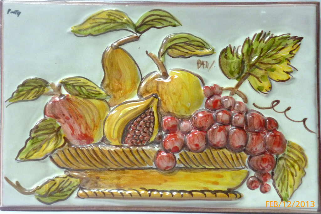 Piastrella con cesto di frutta in rilievo, Dimensioni 20x30