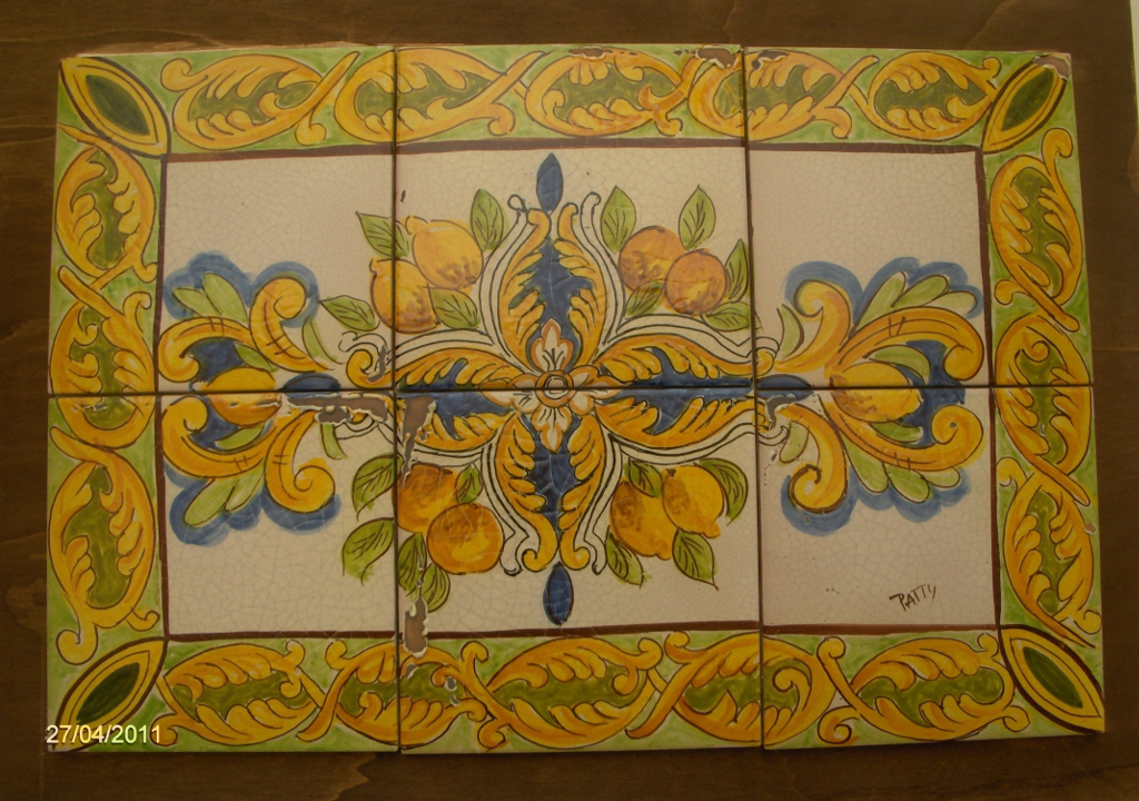 Pannello decorativo, con decoro floreale. Colori giallo, arancio,verde e blu