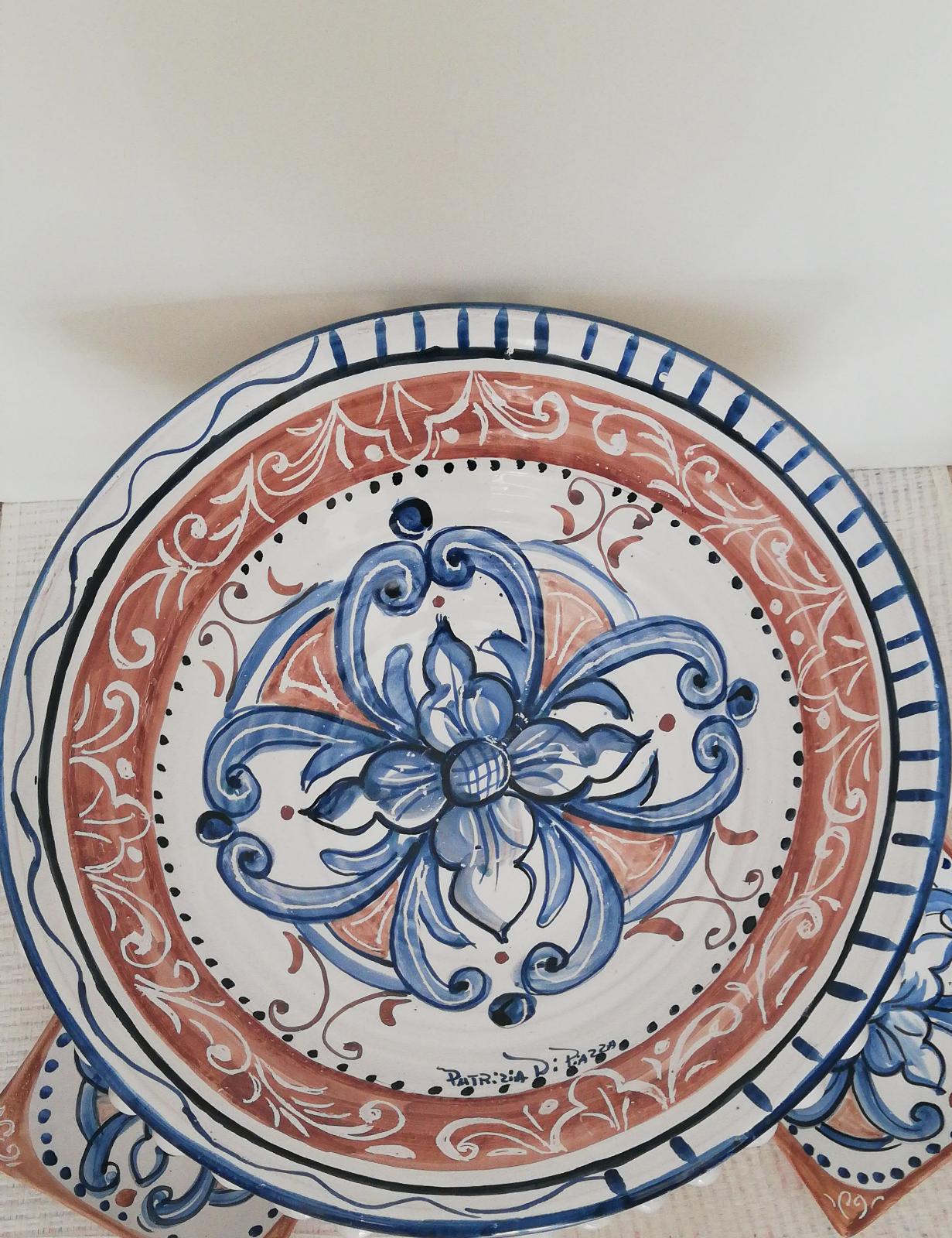 Centrotavola di colore bianco ed azzurro, con diametro di 40 cm