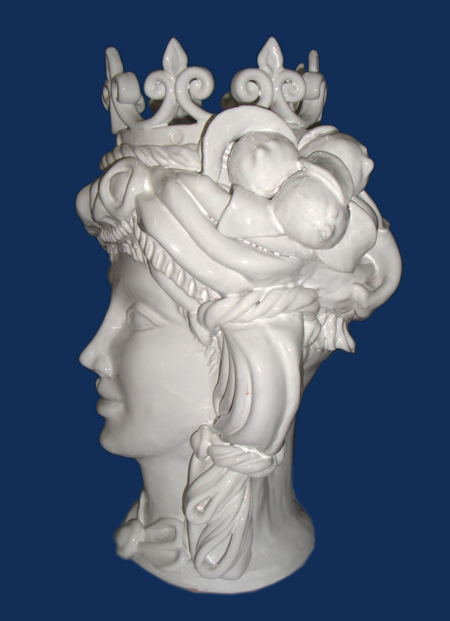 Testa di moro versione femmina, di colore bianco lucido, altezza 35 cm, vista di profilo