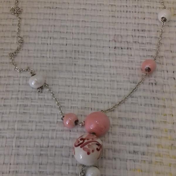 Collana di perle color bianco-rosa