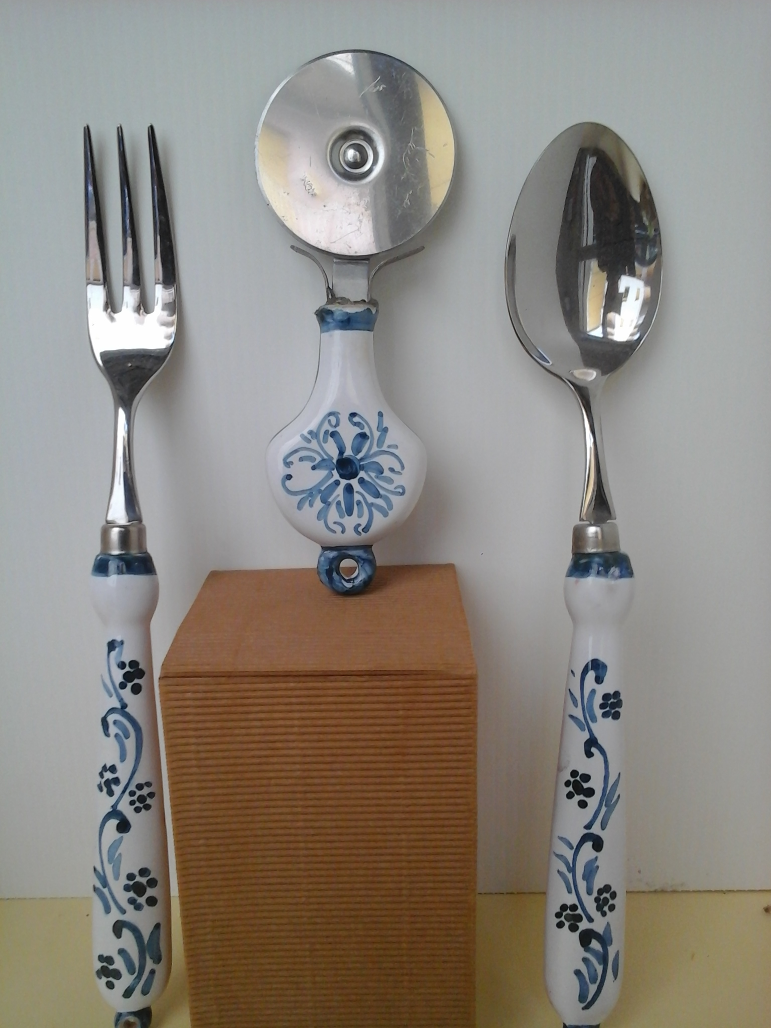 Forchetta, rotella tagliapasta e cucchiaia, colori bianco ed azzurro