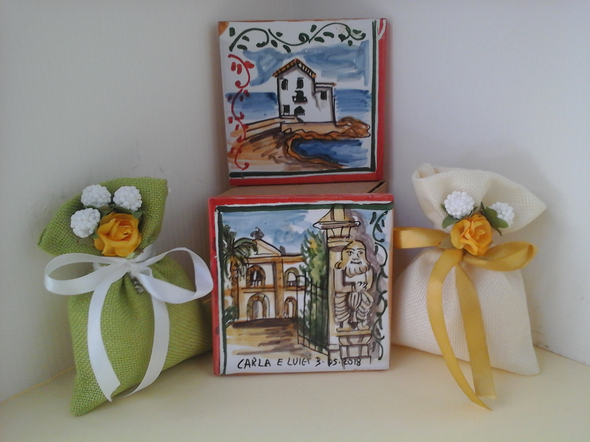 Piastrelle raffiguranti paesaggio di Sant'Elia a Santa Flavia (PA) e la Villa Palagonia a Bagheria (PA)