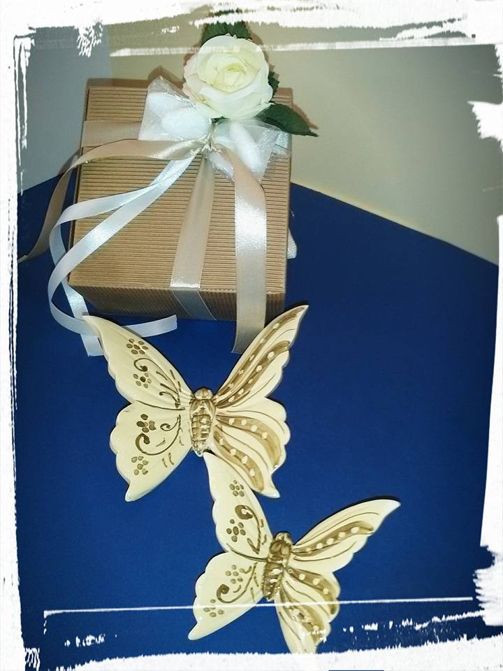 Farfalle con confezioni e sacchetti di confetti