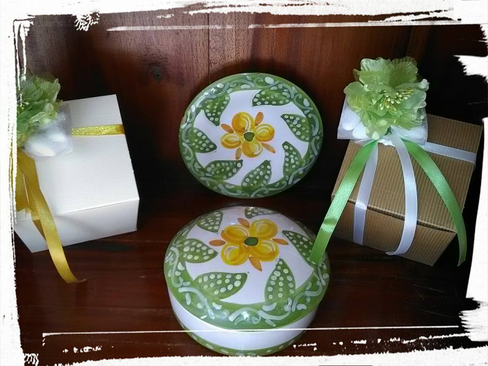 Scatola e piatto, di colore verde con fiore giallo, confezioni e sacchettini di confetti