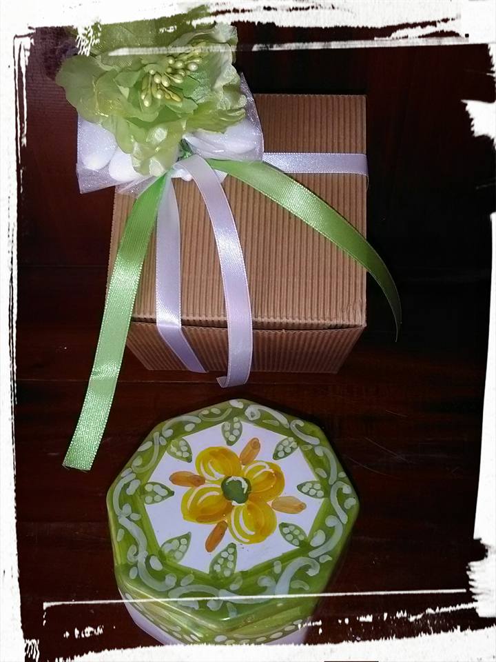 Scatola verde con fiore giallo, confezione, sacchetto di confetti