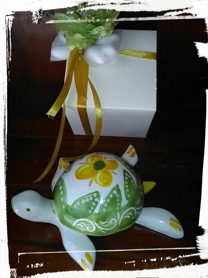 Tartaruga verde con fiore giallo, confezione e sacchettino di confetti