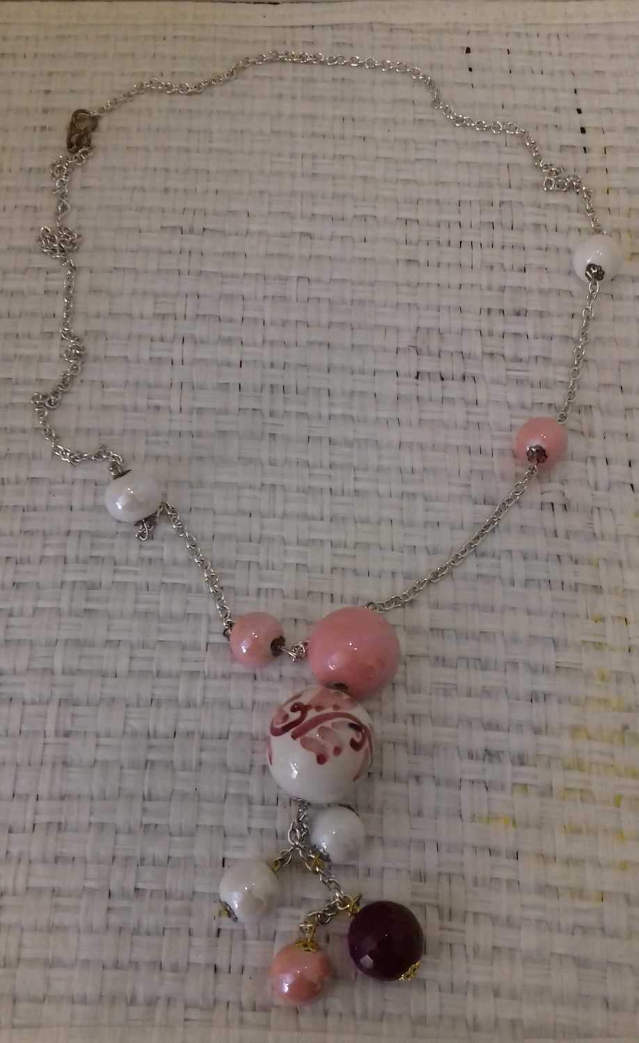 Collana di perle color bianco-rosa