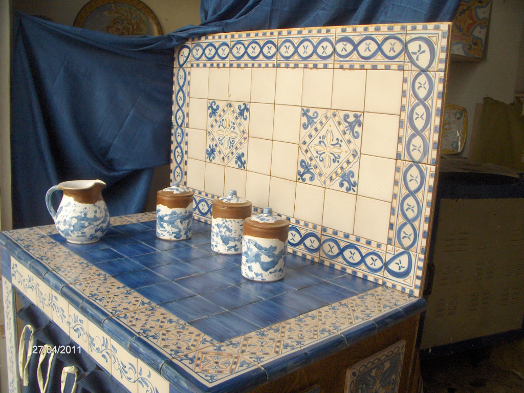 Cucina in muratura, su piastrelle color bianco ed azzurro