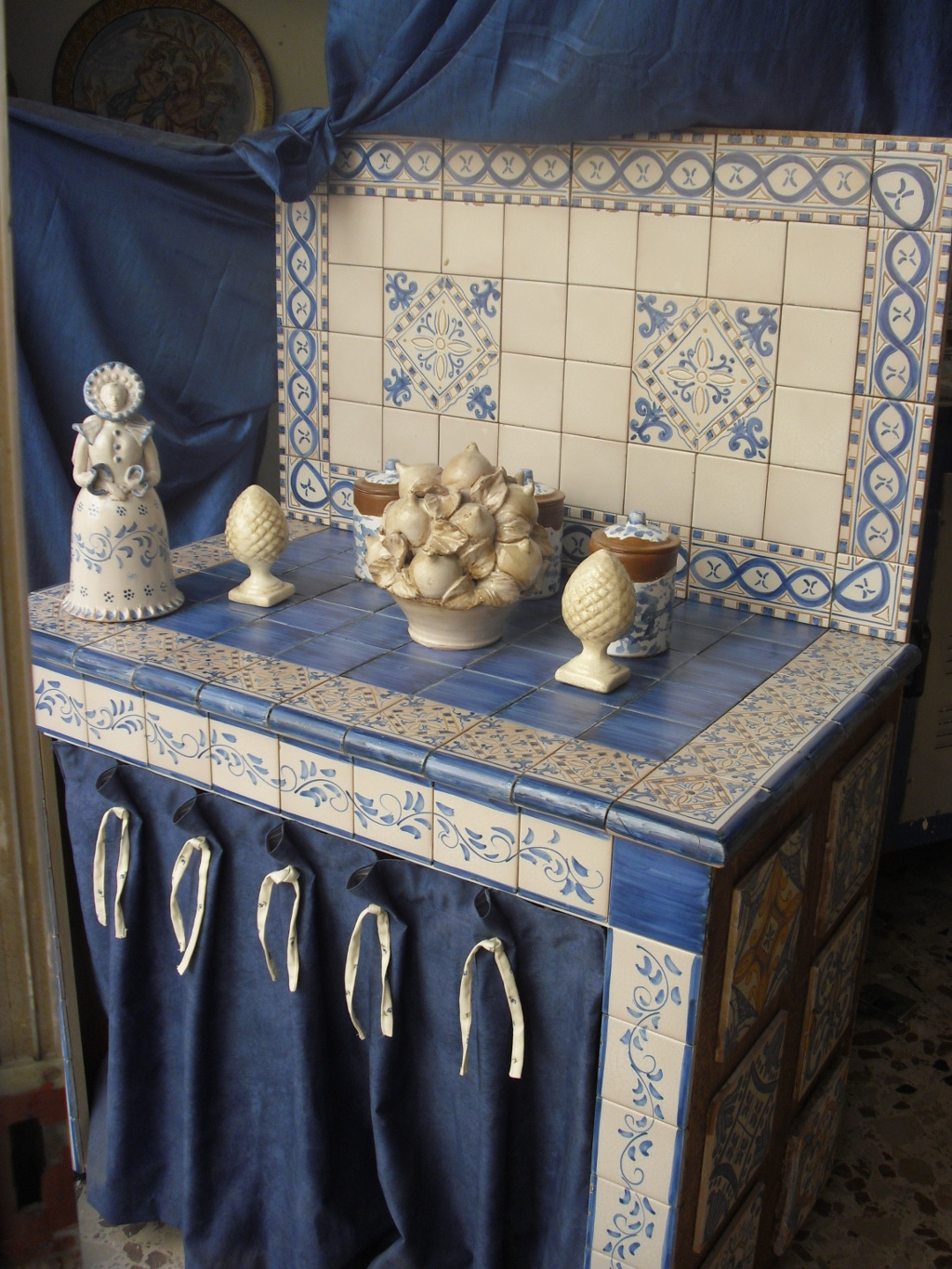 Cucina in muratura - Piastrelle bianco-azzurre