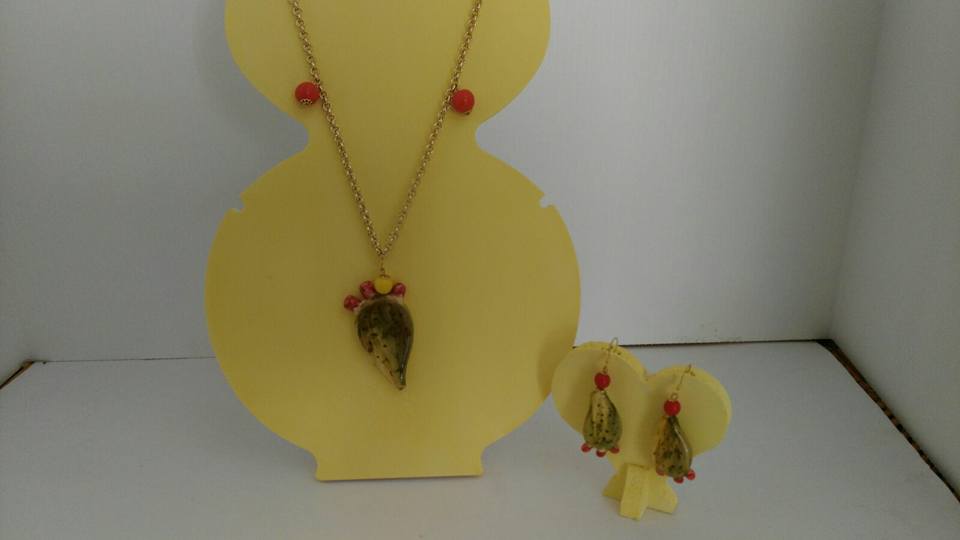 Collana e coppia di orecchini, con pendente a forma di Fico d'India