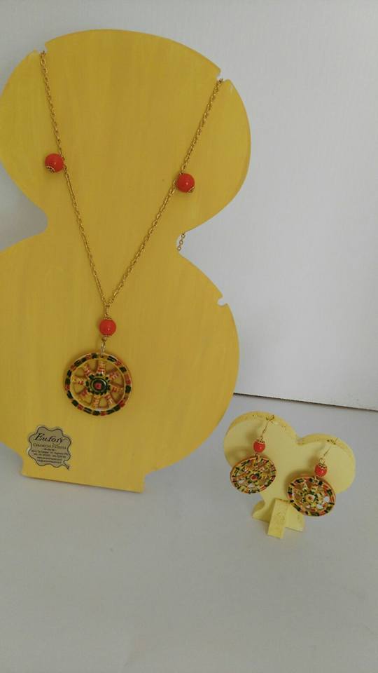 Collana ed orecchini, con pendente a forma di ruota di carretto siciliano