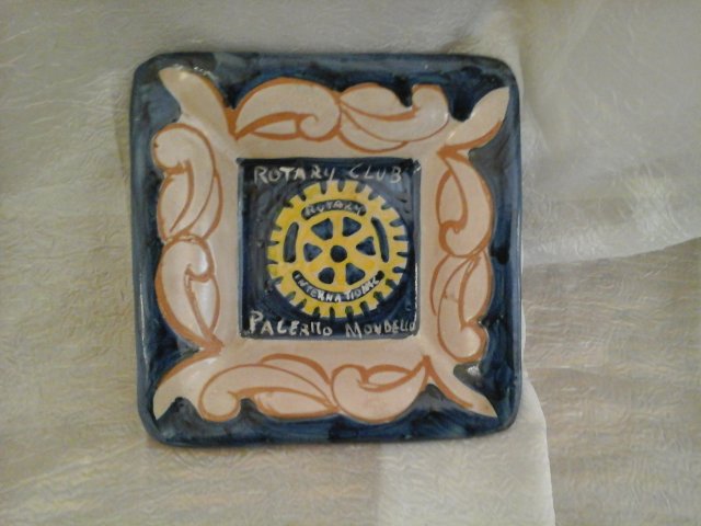 Gadget in Ceramica Artistica Siciliana: posacenere realizzato da Ceramiche Patrizia per il Rotary Cllub di Mondello, in occasione del Conviviale di Natale 2015