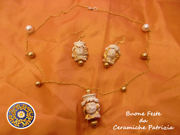 Da Ceramiche Patrizia, troverai tante idee per regalare oggetti speciali: come ad esempio gioielli in ceramica siciliana: orecchini e collane raffiguranti le teste di moro, elementi tipici delle antiche tradizioni siciliane.