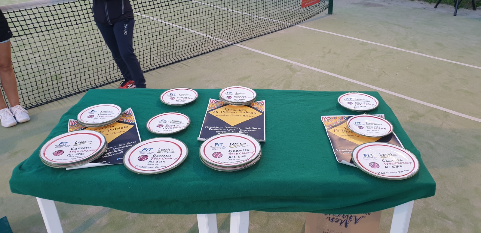 Piatti in ceramica artistica siciliana realizzati da Patrizia Di Piazza, in occasione del torneo Gazzetta TPRA Challenge 2021 al Tennis club di Bagheria