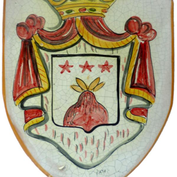 Blasone (o armoriale) in ceramica artistica siciliana raffigurante uno stemma nobiliare