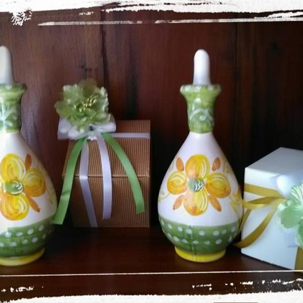 Bottiglie di colore verde, con fiore giallo, confezioni e sacchettini di confetti