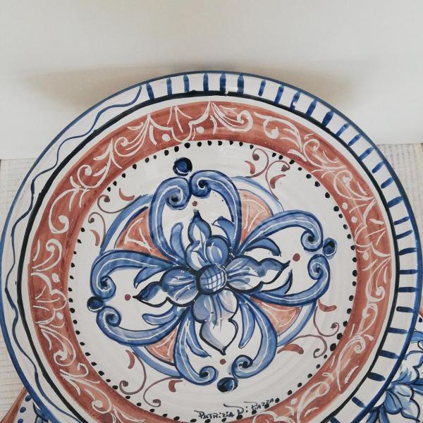 Centrotavola di colore bianco ed azzurro, con diametro di 40 cm