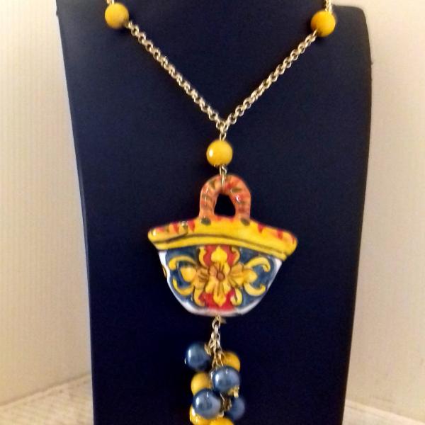 Collana con pendaglio a forma di coffa e perle di color giallo-blu