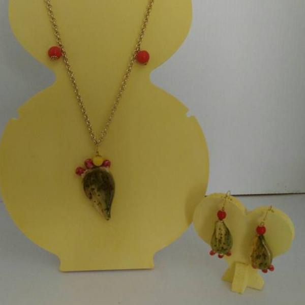 Collana e coppia di orecchini, con pendente a forma di Fico d'India