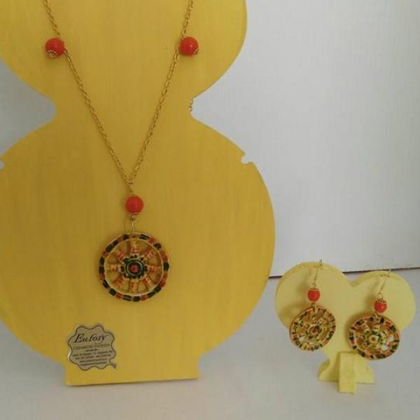 Collana e coppia di orecchini, con pendente a forma di ruota di carretto siciliano