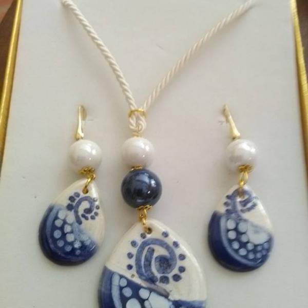 Collana ed orecchini, con pendente a forma di goccia, colori bianco e blu