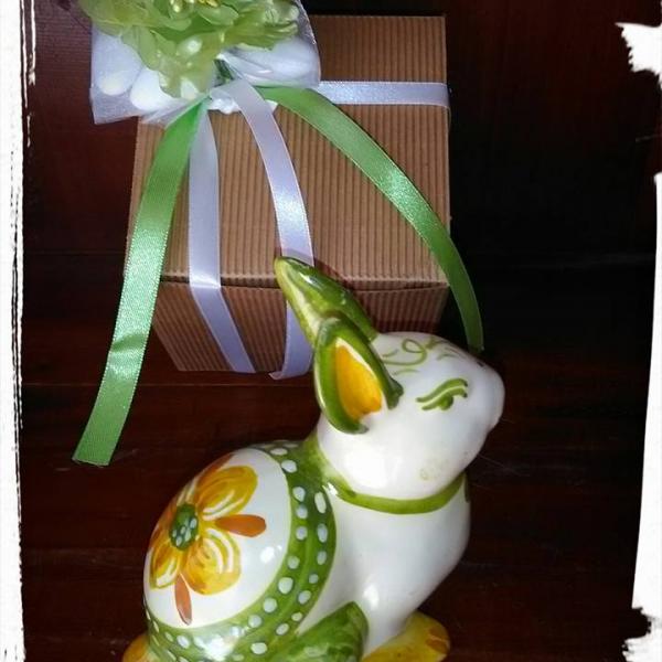 Coniglio verde con fiore giallo, confezione, sacchettino di confetti