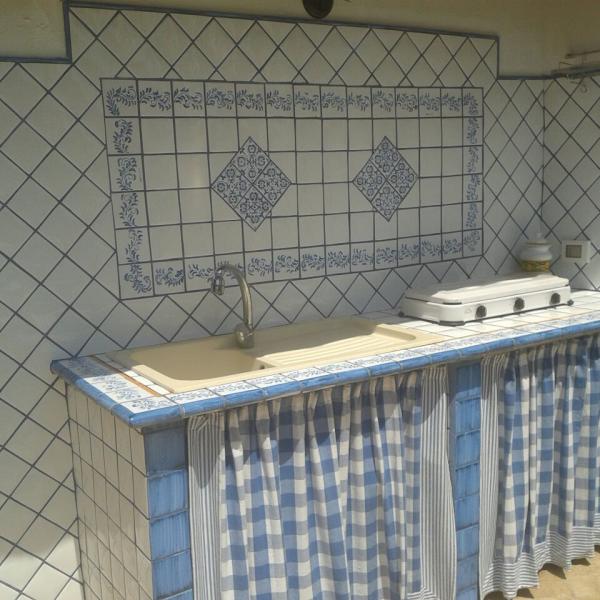 Cucina in muratura. colore azzurro-bianco-lucido