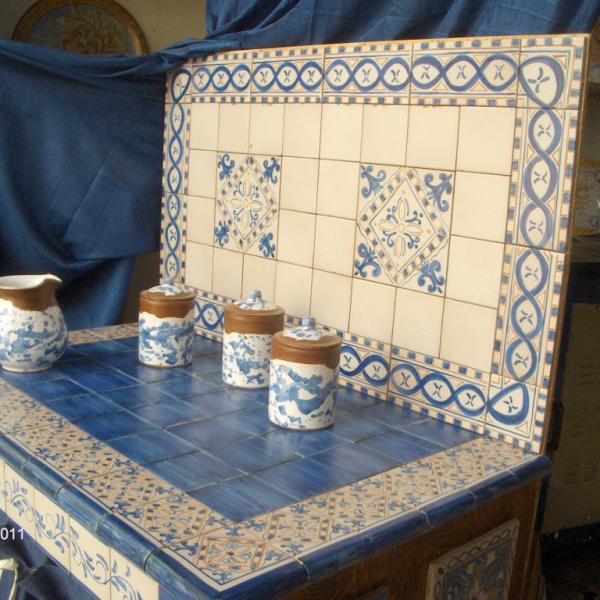 Cucina in muratura, su piastrelle color bianco ed azzurro