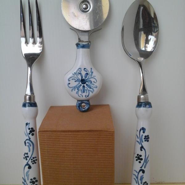 Forchetta, rotella tagliapasta e cucchiaia, colori bianco ed azzurro