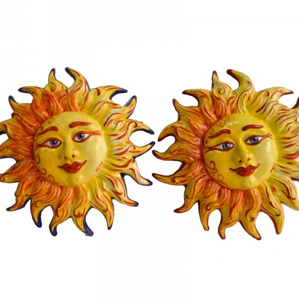 Medaglioni a forma di sole, del diametro di 27 cm