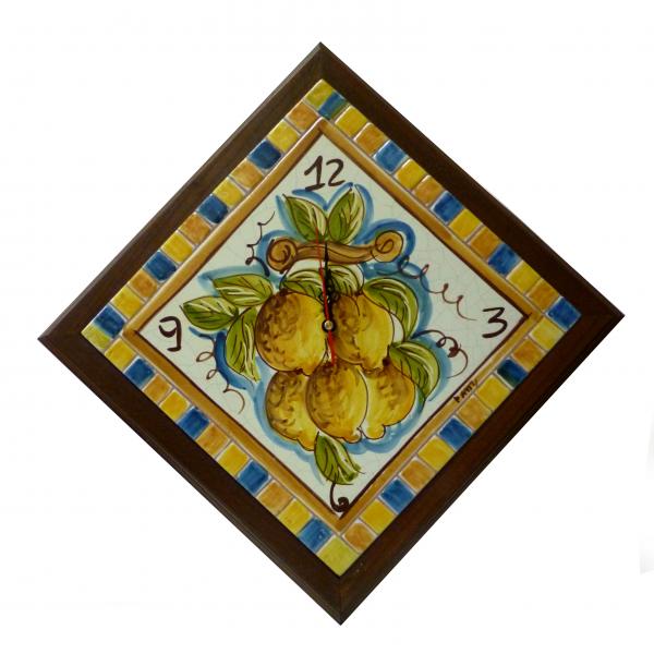 Orologio da parete, a rombo,con limoni disegnati e cornice a mosaico