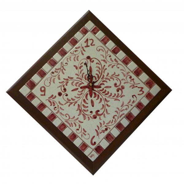 Orologio da parete, a rombo,di colore rosso, con cornice a mosaico