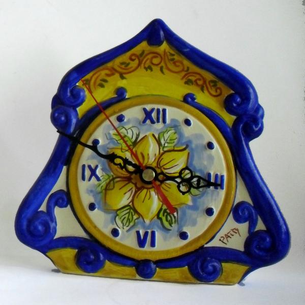 Orologio da tavolo a cappa, colori blu e giallo, con disegnato un fiore