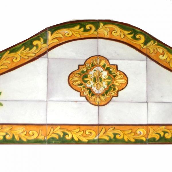Pannello decorativo a curva, con quadrilobo. Colori giallo, arancio e verde