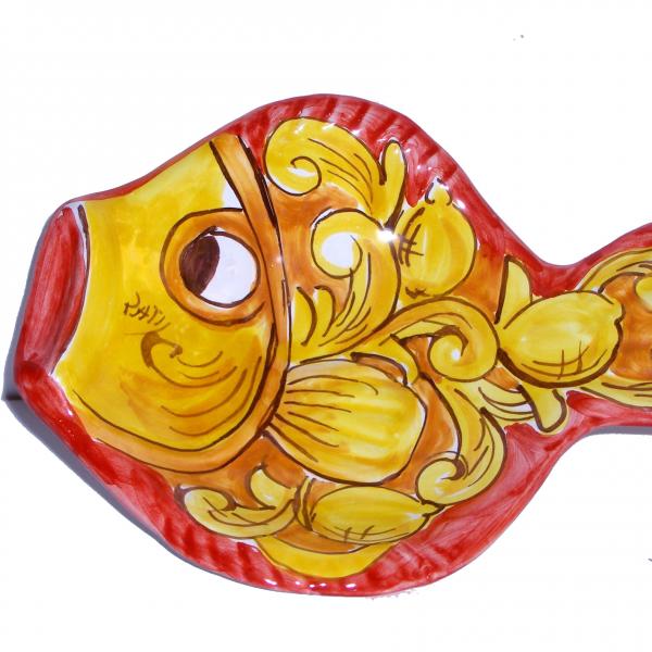 Piatto-pesce, colori rosso e giallo