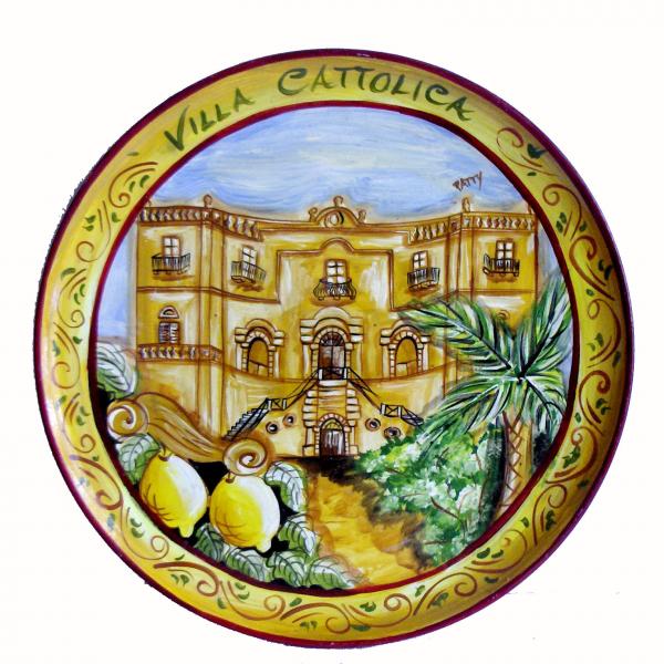 Piatto raffigurante limoni, sullo sfondo Villa Cattolica a Bagheria. Diametro 45 cm