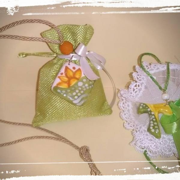 Sacchettini di confetti: rombo verde con fiore arancio e tau gaiallo-verde