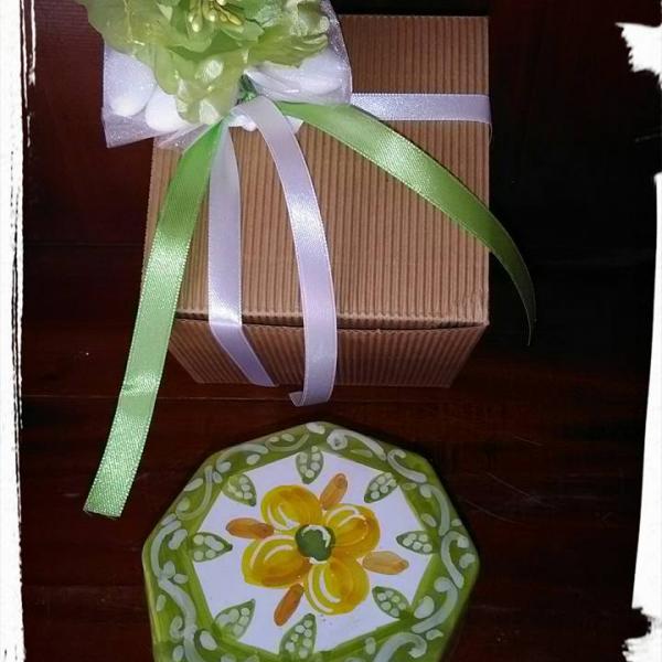 Scatola verde con fiore giallo, confezione, sacchetto di confetti