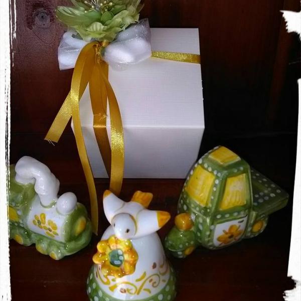 Trenino, campana con colomba, motocarro, di colore verde con fiore giallo, confezione e sacchettino di confetti